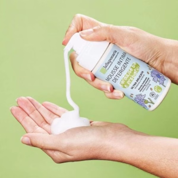 Mousse detergente intima delicata fiordaliso e probiotici La Saponaria